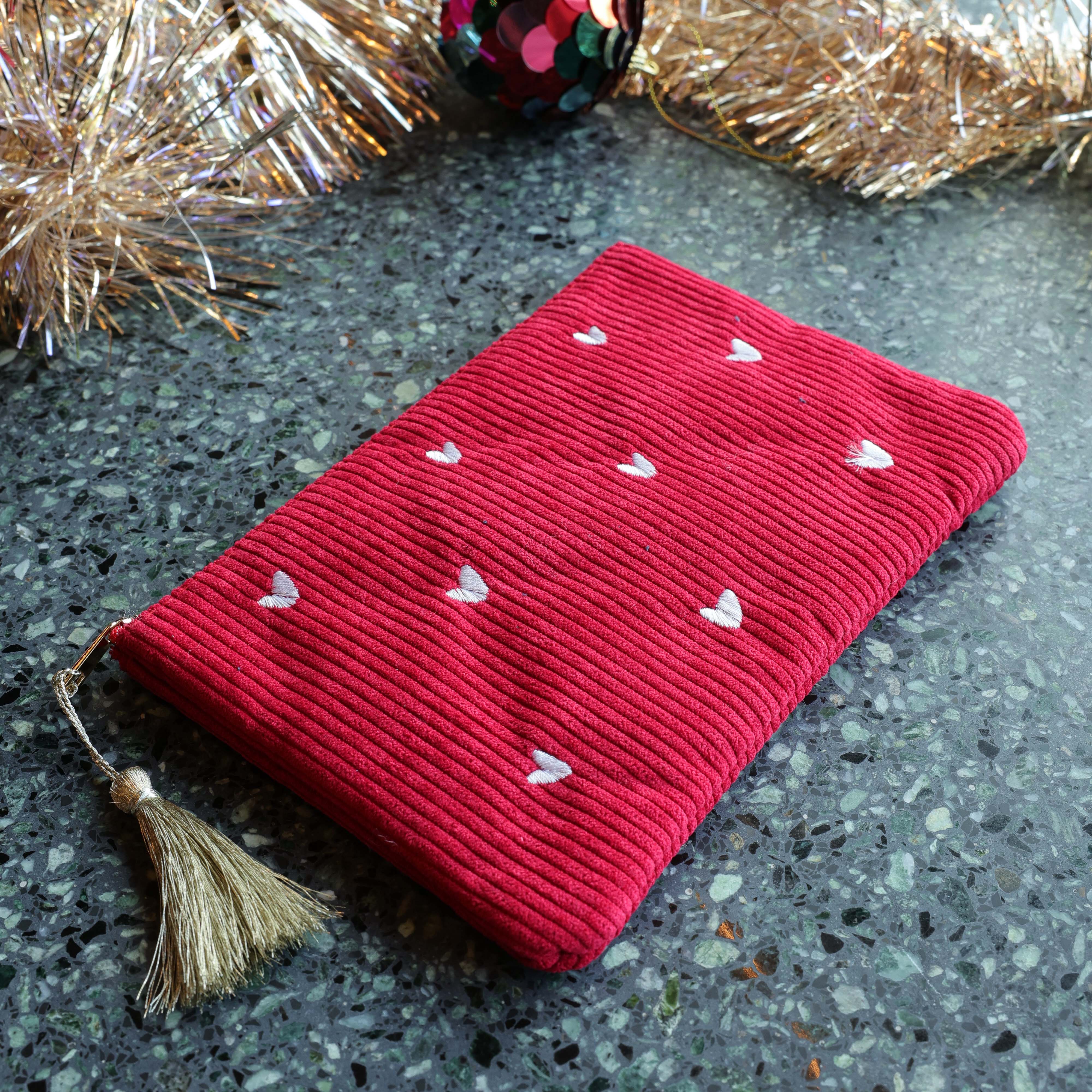 Pochette en velours côtelé et cœurs brodés Bohm