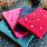 Pochette en velours côtelé et cœurs brodés Bohm