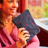 Pochette en velours côtelé et cœurs brodés Bohm