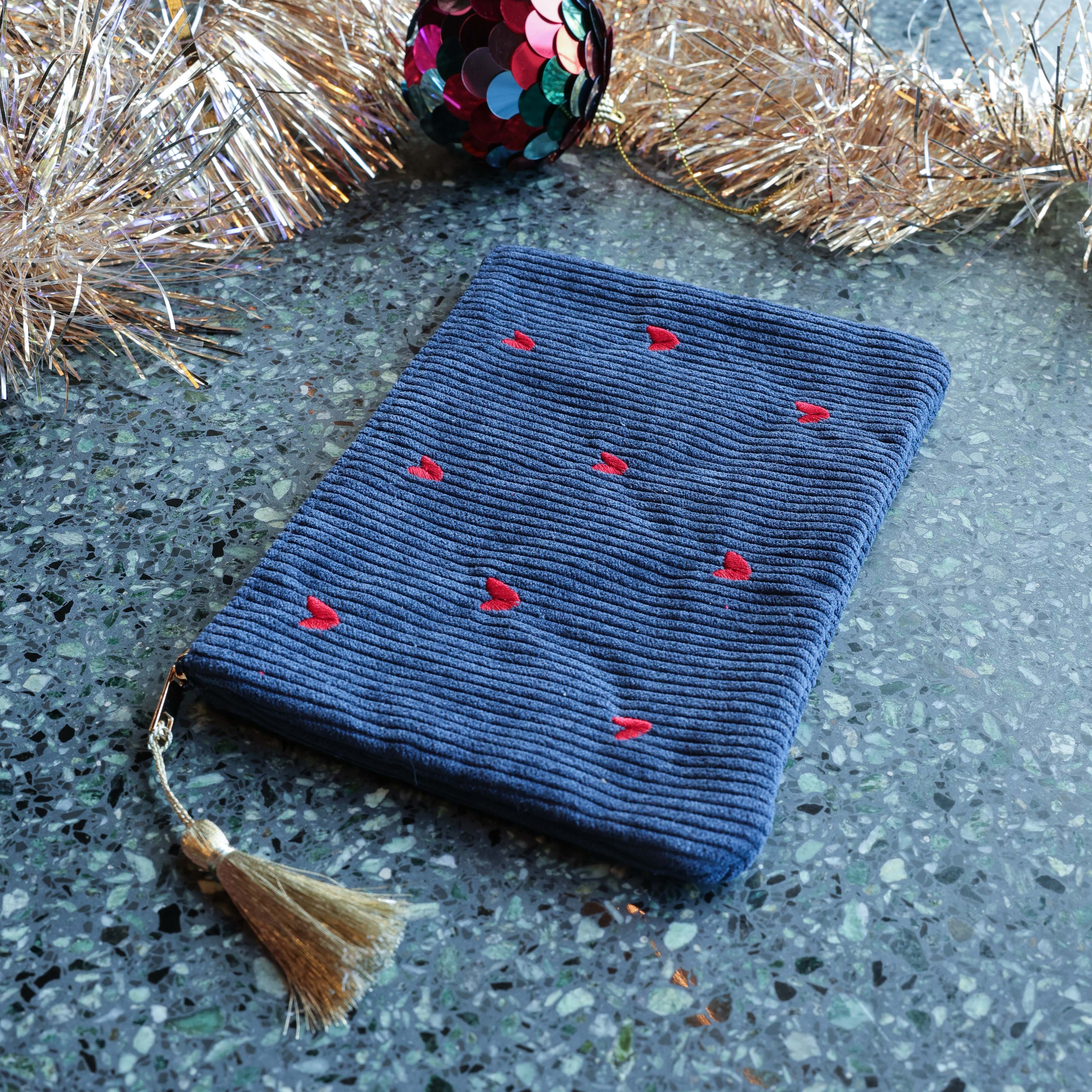 Pochette en velours côtelé et cœurs brodés Bohm