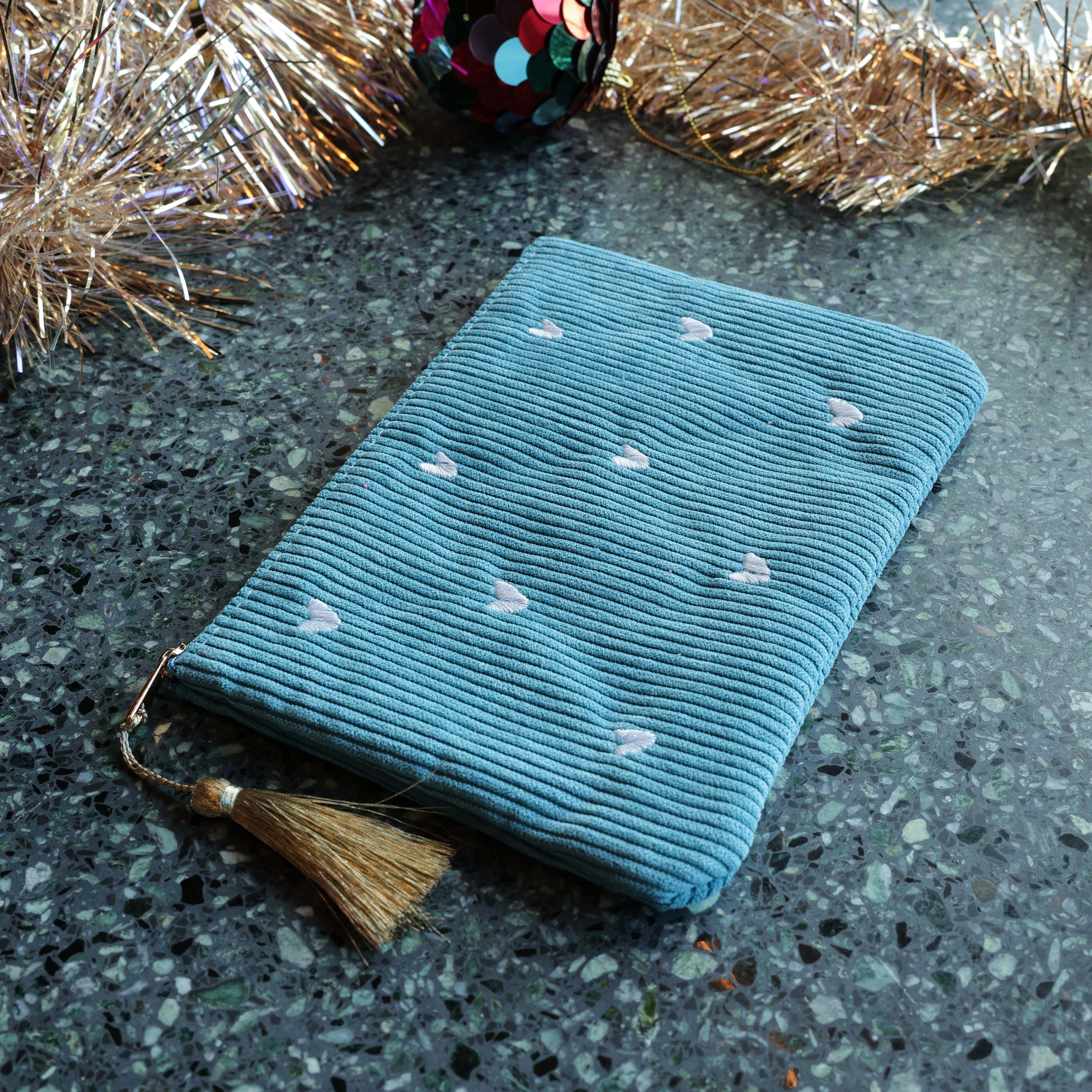 Pochette en velours côtelé et cœurs brodés Bohm