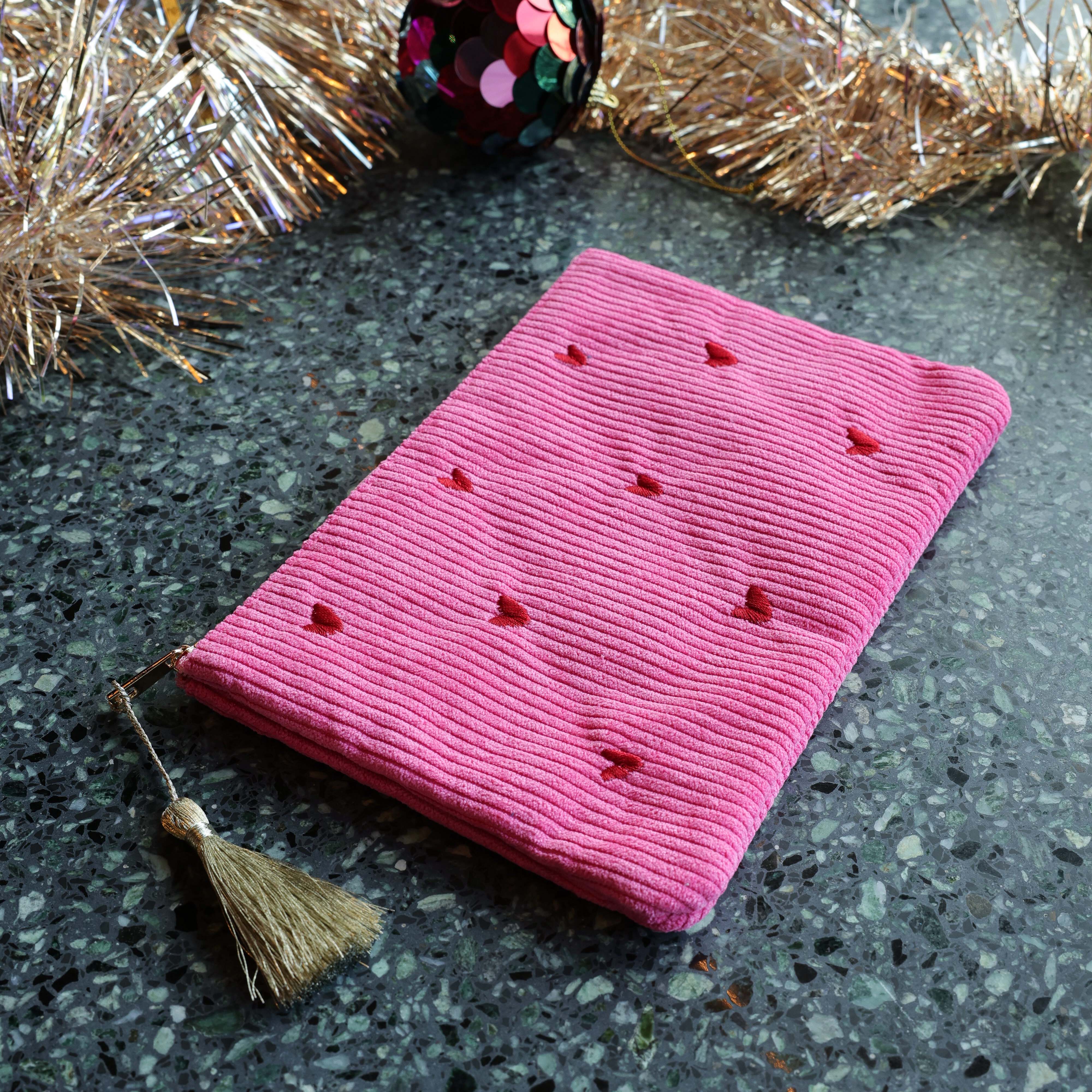 Pochette en velours côtelé et cœurs brodés Bohm